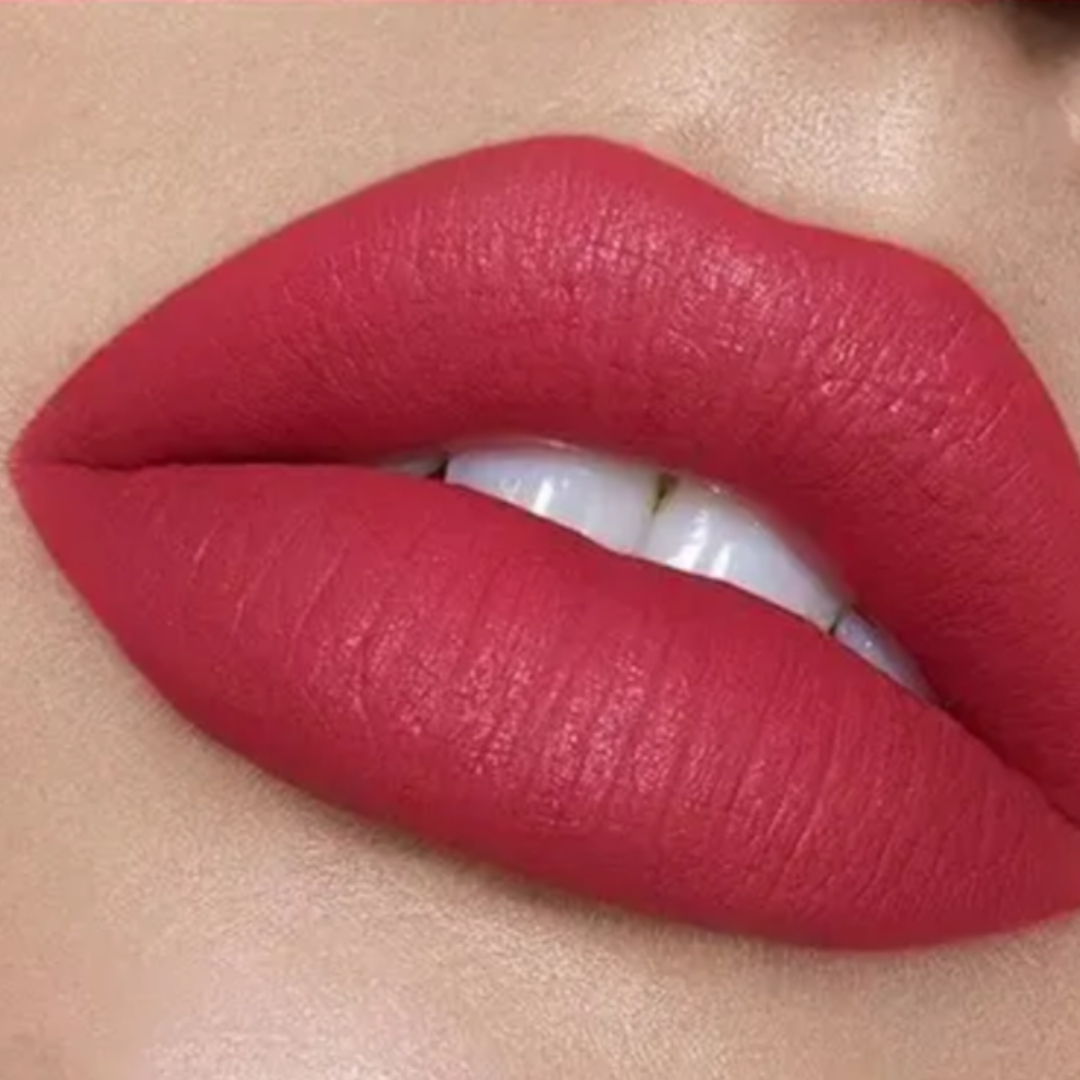 Waterproof lip gloss with mineral pigments and matte finish